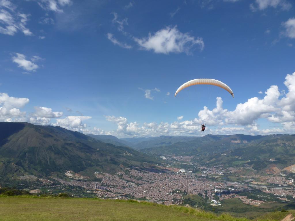 Waypoint Hostel Medellín Eksteriør bilde